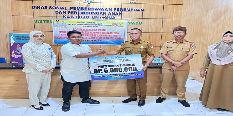 Penyerahan bantuan oleh Plt Kepala Dinsos P3A, Ishak W. Kanali, didampingi Sekretaris Dinsos P3A, Darmawan Suaib, Senin (6/10/2025).