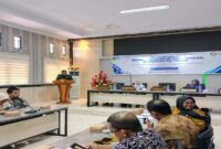 Alimudin Muhammad, memimpin Forum Diskusi Grup (FDG) yang menghadirkan para pelaku usaha dan pemangku kebijakan di Gedung Setda Tojo Una-Una, Kamis (30/10/2025).