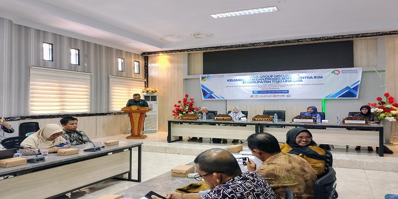  Alimudin Muhammad, memimpin Forum Diskusi Grup (FDG) yang menghadirkan para pelaku usaha dan pemangku kebijakan di Gedung Setda Tojo Una-Una, Kamis (30/10/2025).