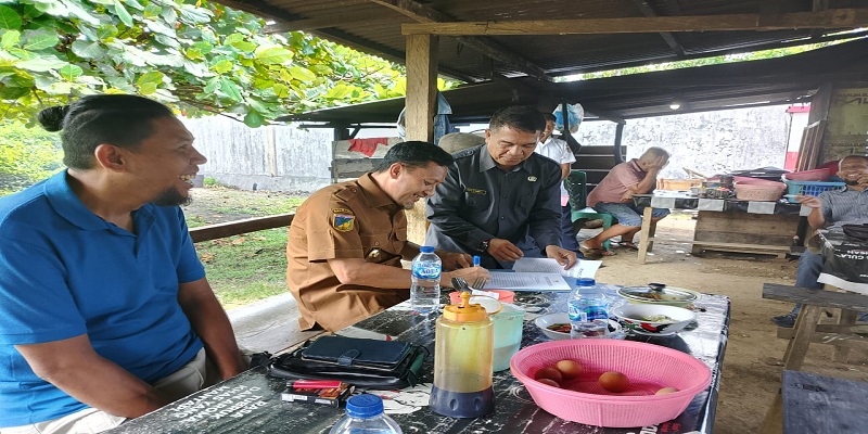 Bupati Touna, Ilham Lawidu saat menandatangi dokumen yang diajukan Plt. Kepala Dinas Perhubungan di kedai kopi milik Mas No, pada Selasa (28/10/2025)