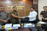 Kades Kolami saat menyerahkan Pengembalian Kerugian Negara kepada Kajari Tojo Una-Una, Dr. Rizky, senilai Rp70 lebih diruang Rapat Kantor Kejari setempat pada Kamis (23/10/2025)