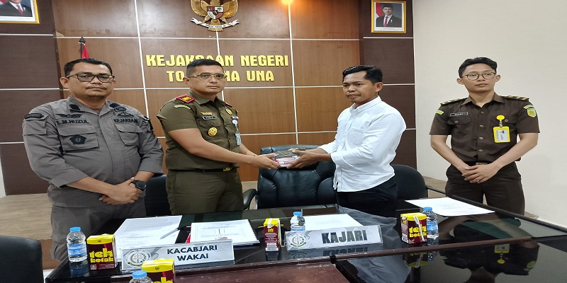 Kades Kolami saat menyerahkan Pengembalian Kerugian Negara kepada Kajari Tojo Una-Una, Dr. Rizky, senilai Rp70 lebih diruang Rapat Kantor Kejari setempat pada Kamis (23/10/2025)