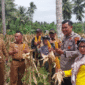 Kepolisian dan pihak swasta dalam mendukung ketahanan pangan, Polsek Luwuk bersama PT. MAXXI AGRI INDONESIA melaksanakan kegiatan panen jagung perdana secara simbolis di Desa Bantayan, Kecamatan Luwuk Timur, pada Selasa (12/08/2025) pukul 09.00 Wita.