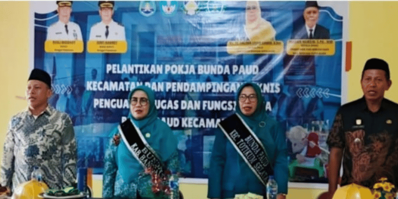 Pelantikan Kelompok Kerja (Pokja) Bunda PAUD Kecamatan disertai kegiatan Pendampingan Teknis Penguatan Tugas dan Fungsi Pokja Bunda PAUD digelar di Kantor Camat Desa Kombutokan, Kecamatan Totikum Selatan, Kamis (23/10/2025).