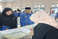 Wakil Bupati Tojo Una-Una, Hj. Surya, S.Sos,.M.SI, saat melakukan penandatanganan berita acara pengukuhan yang disaksikan Ny.Hajar Lawidu, S.Kep.NS, bertempat di Gedung Auditorium Kantor Bupati , Rabu 1 Oktober 2025
