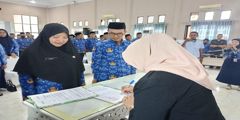 Wakil Bupati Tojo Una-Una, Hj. Surya, S.Sos,.M.SI, saat melakukan penandatanganan berita acara pengukuhan yang disaksikan Ny.Hajar Lawidu, S.Kep.NS, bertempat di  Gedung Auditorium Kantor Bupati , Rabu 1 Oktober 2025