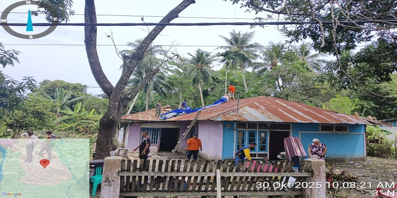 Tim Reaksi Cepat (TRC) BPBD Kabupaten Tojo Una-Una sigap menangani peristiwa pohon tumbang yang menimpa rumah warga di Kelurahan Uentanaga Atas, Rabu (29/10/2025) sekitar pukul 17.45 WITA.