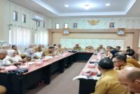 Wakil Bupati Tojo Una-Una, Hj. Surya Lapasiri, memimpin rapat koordinasi intensif dalam rangka persiapan kunjungan Gubernur Sulawesi Tengah (Sulteng), Anwar Hafid, pada Selasa (14/10/25).