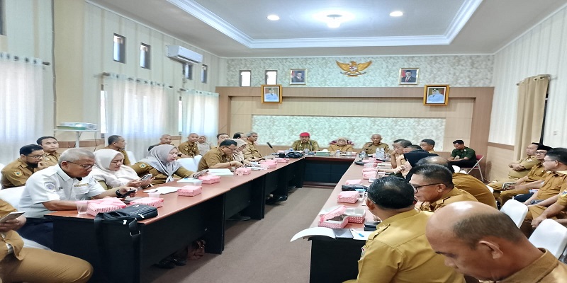 Wakil Bupati Tojo Una-Una, Hj. Surya Lapasiri, memimpin rapat koordinasi intensif dalam rangka persiapan kunjungan Gubernur Sulawesi Tengah (Sulteng), Anwar Hafid, pada Selasa (14/10/25).