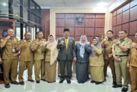 
Sekda Alfian saat foto bersama usai acara pelantikan tiga Staf Ahli Bupati di ruang rapat Kantor Bupati Tojo Una-Una, Selasa (7/10/2025).
