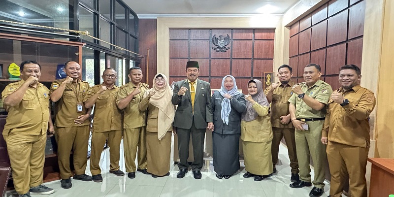 
Sekda Alfian saat foto bersama usai acara pelantikan tiga Staf Ahli Bupati di ruang rapat Kantor Bupati Tojo Una-Una, Selasa (7/10/2025).