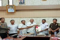 Kepala Kantor Pertanahan Touna, Said Salim Niode saat menyerahkan Sertifikat Tanah SR kepada Pemda Touna yang diterima oleh Asisten II Setda Touna, Mohammad M. Ali pada Rabu (29/10/2025)