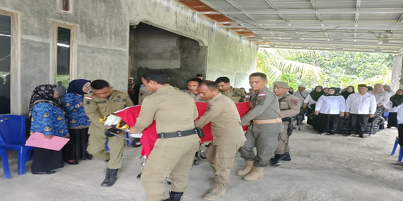 Wakil Bupati Tojo Una-Una, Hj. Surya Lapasiri dan Ketua DPRD Gusnar A.Suleman,S.E., M.M.,saat melepas Almarhum Sukarya,S.E, dirumah kediamannya, Rabu, 22 Oktober 2025

