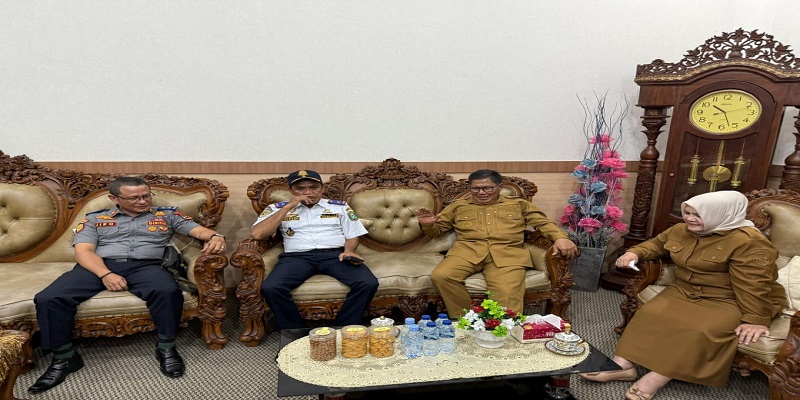 Wakil Bupati Tojo Una-Una,Hj.Surya S.Sos,M.Si,menerima kunjungan silaturahmi  dari Wakil Bupati Poso,H.Soeharto Kandar beserta Kepala Dinas Perhubungan Yunirson Penyami dan jajarannya, Selasa siang (21/10/2025).
