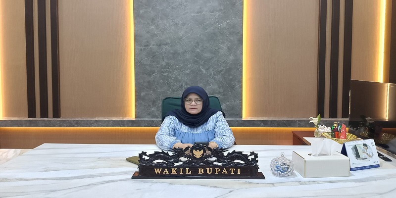 Wakil Bupati Tojo Una-Una, Hj. Surya Lapasiri, S.Sos., M.Si., resmi menempati ruangan kerja baru di lantai bawah Kantor Bupati Tojo Una-Una, Kamis (23/10/2025)