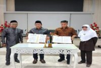Bupati Touna Ilham Lawidu dan jajaran serta Plt. perwakilan PT Midi Utama Indonesia, Tbk,Moh. Deni Firmanto Imran saat penandatanganan kerjasama, Senin (10/11/2025).
