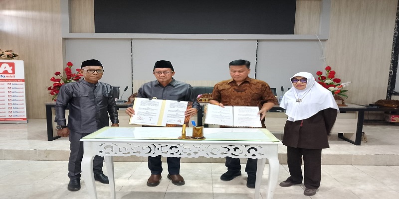 Bupati Touna Ilham Lawidu dan jajaran serta Plt. perwakilan PT Midi Utama Indonesia, Tbk,Moh. Deni Firmanto Imran saat  penandatanganan kerjasama, Senin (10/11/2025).