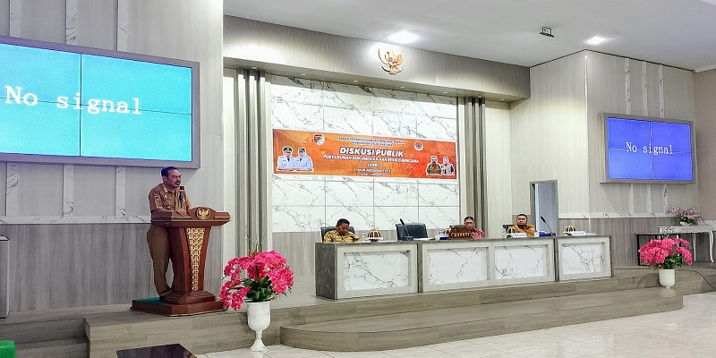 Sekda Touna Alfian Matajeng,S.Pd, M.A.P, saat memberikan sambutan pada konsultasi publik penyusunan risiko bencana di Gedung Auditorium, Selasa (11//11/2025).