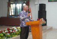 Alfred Leonard Lanu saat memberikan sambutan di Desa Rompi, Kecamatan Ulubongka pada perayaan HUT Ke-57 Persekutuan Bapak GKST Klasis Ampana, Jumat malam 7 November 2025.
