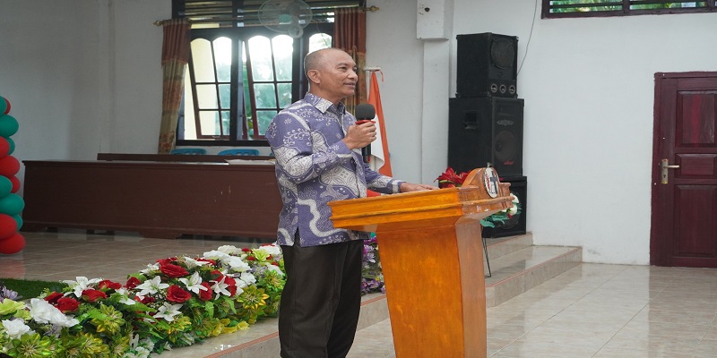 Alfred Leonard Lanu saat memberikan sambutan di Desa Rompi, Kecamatan Ulubongka pada perayaan HUT Ke-57 Persekutuan Bapak GKST Klasis Ampana, Jumat malam 7 November 2025.
