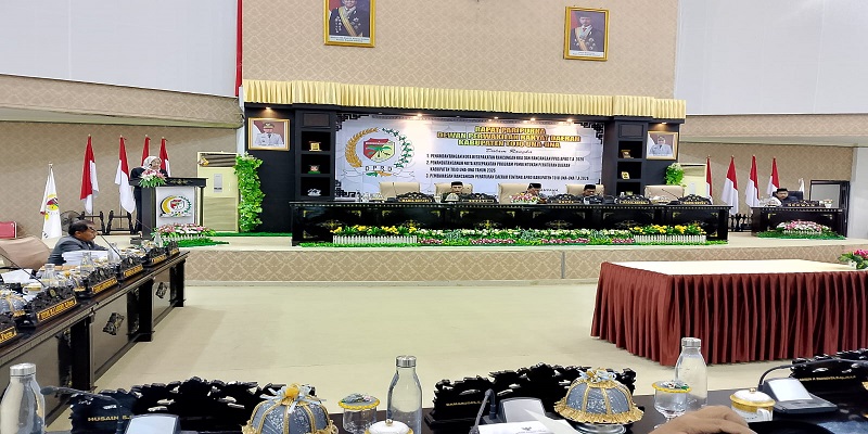 Hj. Sumiaty saat menyampaikan padangan umum Fraksi Amanat Perjuangan pada Rapat Paripurna DPRD, Rabu (19/11).