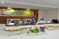 Ketua Pansel Alfian Matajeng, S.Pd.,M.A.P., didampingi Drs. Syarif Lasawedi, M.A.P., dan Burhanudin Lahay ,S.Ag.,M.Si saat memberikan arahan kepada 24 peserta yang mengikuti seleksi terbuka dengan tahapan  penulisan makalah di Aula Gedung Hotel Ananda Ampana, Rabu (5/11/2025
