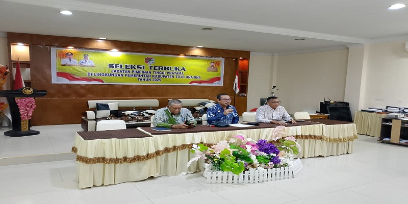 Ketua Pansel Alfian Matajeng, S.Pd.,M.A.P., didampingi Drs. Syarif Lasawedi, M.A.P., dan Burhanudin Lahay ,S.Ag.,M.Si saat memberikan arahan kepada 24 peserta yang mengikuti seleksi terbuka dengan tahapan  penulisan makalah di Aula Gedung Hotel Ananda Ampana, Rabu (5/11/2025