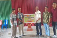 Alfred Leonard Lanu saat menyerahkan bantuan kepada panitia Gereja GFA di Kasiala, Minggu (16//11/2025)