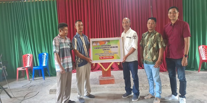 Alfred Leonard Lanu saat menyerahkan bantuan kepada panitia Gereja GFA di Kasiala, Minggu (16//11/2025)