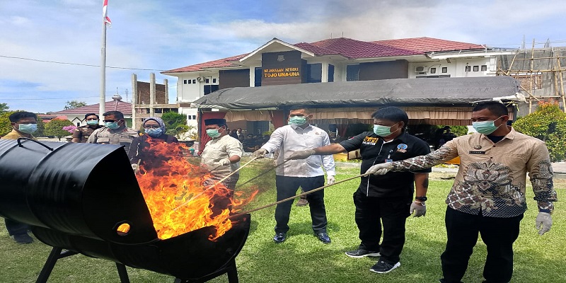 Kejari Touna dan Unsur Forkopimda saat melakukan pemusnahan barang bukti perkara tindak pidana umum  yang telah berkekuatan hukum tetap dihalaman Kantor Kejari pada Kamis (20/11/2025).