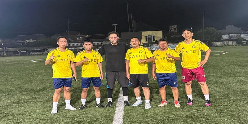 Tim Rujab VC saat berlaga di Lapangan Sepak Bola Bekasi  bersama Tim Investor, Kamis malam (20/11).