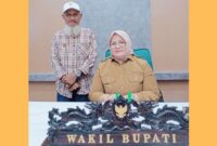Budi Dako bersama wakil bupati Tojo Una-una, Surya Lapasiri. (ist)