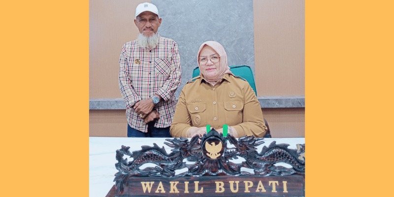 Budi Dako bersama wakil bupati Tojo Una-una, Surya Lapasiri. (ist)