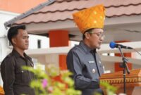 -Bupati Tojo Una-Una-Ilham Lawidu,S.H.,memimpin upacara peringatan Hari Pahlawan 10 November 2025 dihalaman Kantor Bupati, Senin (10/11/2025).
