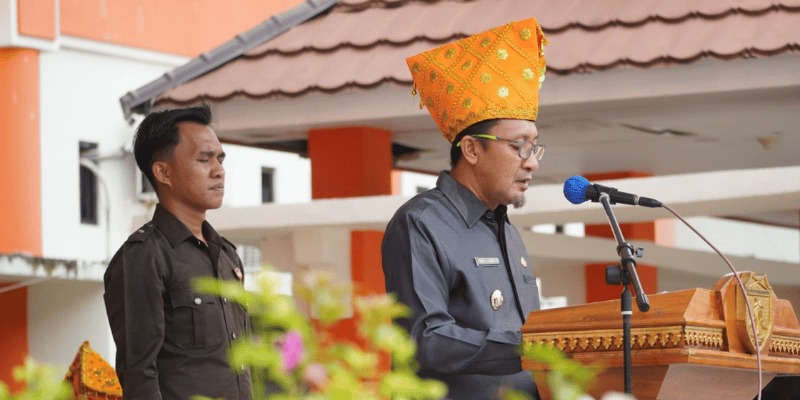 -Bupati Tojo Una-Una-Ilham Lawidu,S.H.,memimpin upacara peringatan Hari Pahlawan 10 November 2025 dihalaman Kantor Bupati, Senin (10/11/2025).

