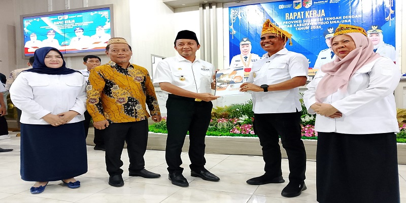 Gubernur Sulteng,Dr.Anwar Hafid didampingi Wakil Gubernur, dr. Reny A. Lamadjido saat menerima proposal Pemkab Touna dari  BupatiTouna Ilham Lawidu yang didampingi Wakil Bupati Hj.Surya Lapasiri dan Ketua DPRD Touna, Gunar A. Suleman pada Jumat, (14/11/2025).