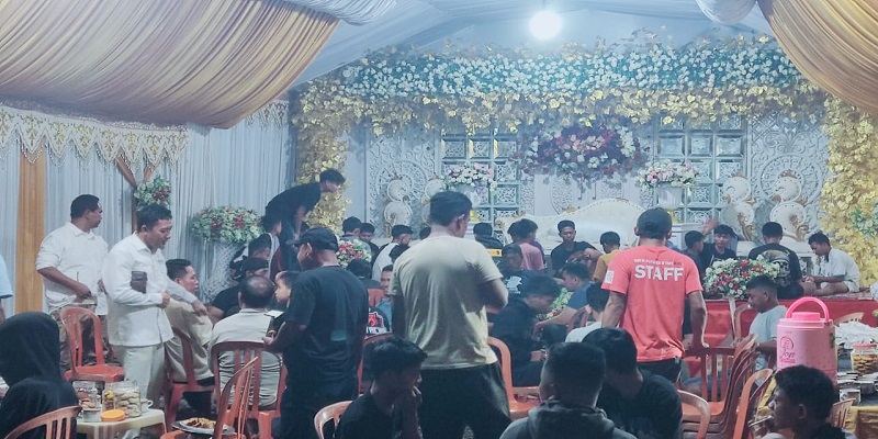 Suasana malam Pacci di Kabupaten Sidenreng Rappang (Sidrap) semakin semarak dengan digelarnya Turnamen Domino Piala Bupati Tojo Una-Una (Touna), Jumat malam (31/10/2025). 