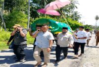  Ketua DPRD Tojo Una-Una (Touna), Gusnar A. Suleman, memberikan penghormatan terakhir kepada almarhum Tasrif Lapasiri atau Syaiful dengan ikut mengangkat keranda jenazah menuju tempat pemakaman.(ist)