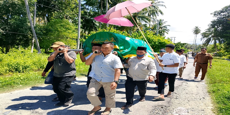  Ketua DPRD Tojo Una-Una (Touna), Gusnar A. Suleman, memberikan penghormatan terakhir kepada almarhum Tasrif Lapasiri atau Syaiful dengan ikut mengangkat keranda jenazah menuju tempat pemakaman.(ist)