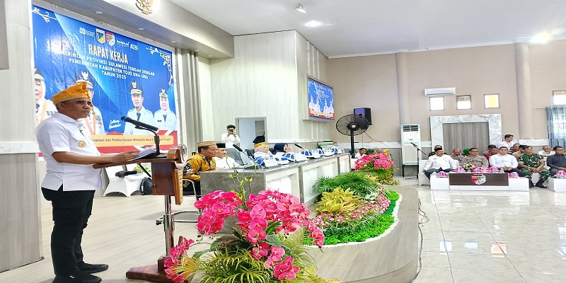 Gubernur Sulteng, Dr. Anwar Hafid saat memberikan sambutan pada Rapat Kerja Pemerintah Provinsi dan Pemkab Touna di Aula Gedung Auditorium padaJumat (14/11/2025).