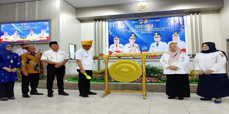 Gubernur Sulawesi Tengah Anwar Hafid membuka rapat kerja strategis bersama Pemerintah Kabupaten Tojo Una-Una (Touna) pada Jumat (14/11/2025) di Gedung Auditorium Kantor Bupati Touna. 