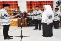 Pengukuan Hajar Lawidu, S.Kep., Ns., sebagai Ibunda Guru PGRI Kabupaten Tojo Una-Una periode 2025–2030, oleh Bupati Ilham Lawidu di balai pertemuan umum Kantor Camat Togean, Senin malam (24/11/2025).(ist)