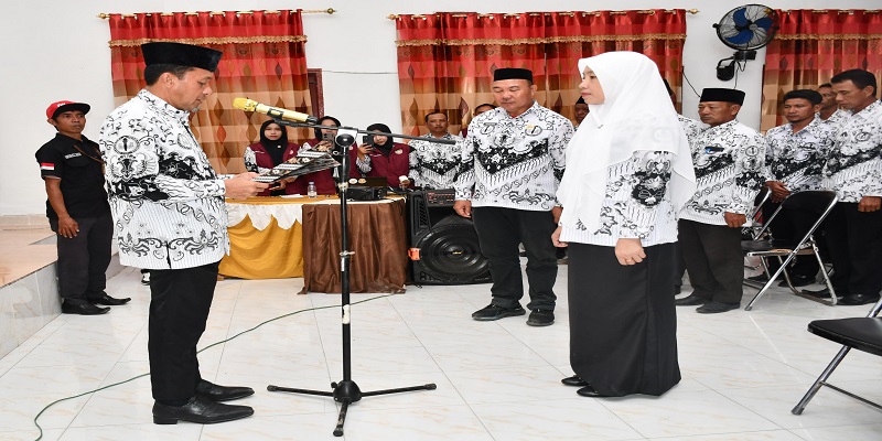 Pengukuan Hajar Lawidu, S.Kep., Ns., sebagai Ibunda Guru PGRI Kabupaten Tojo Una-Una periode 2025–2030, oleh Bupati Ilham Lawidu di balai pertemuan umum Kantor Camat Togean, Senin malam (24/11/2025).(ist)