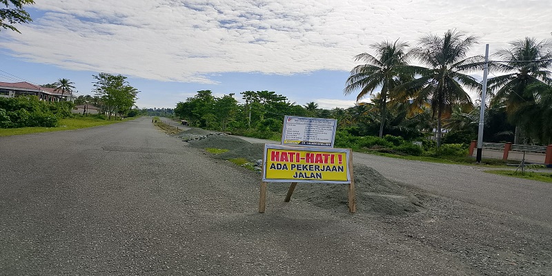 Pelebaran Jalan Tadulako, Kecamatan Ampana Kota, dengan rabat beton oleh Dinas Pekerjaan Umum sebagai upaya meningkatkan konektivitas warga.