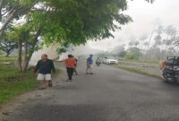Satpol PP Kabupaten Tojo Una-Una bersama sejumlah OPD menggelar kegiatan Jumat Bersih di berbagai lokasi strategis di Kota Ampana, Jumat (7/11/2025).