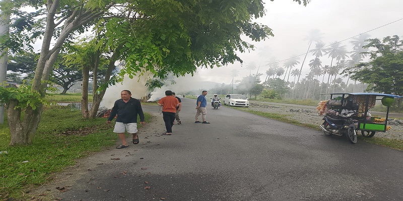 Satpol PP Kabupaten Tojo Una-Una bersama sejumlah OPD menggelar kegiatan Jumat Bersih di berbagai lokasi strategis di Kota Ampana, Jumat (7/11/2025).