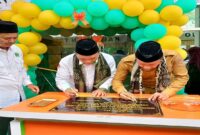 Bupati Touna Ilham Lawidu bersama Plt. Kakanwil Kemenag Sulteng, H. Muchlis melakukan penandatangan prasasti PLHUT Kemenag Touna, Senin (24 /11/2025), disaksikan Kepala Kantor Kemenag Touna, H.Muh. Syaruddin.(ist)