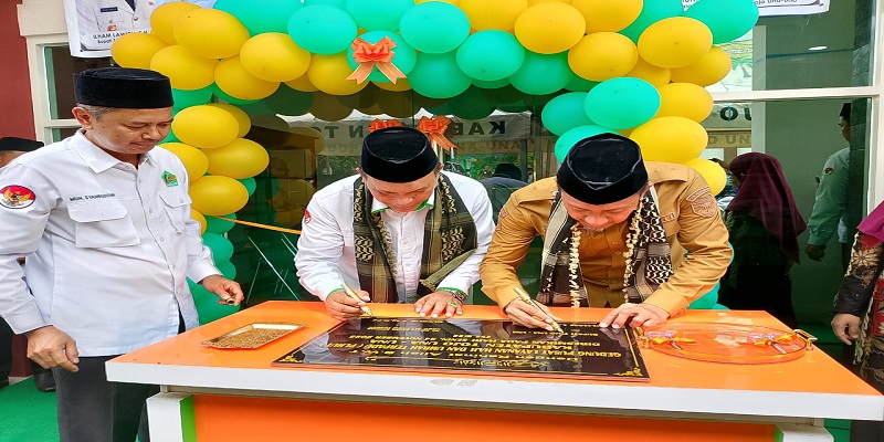 Bupati Touna Ilham Lawidu bersama Plt. Kakanwil Kemenag Sulteng, H. Muchlis melakukan penandatangan prasasti PLHUT Kemenag Touna, Senin (24 /11/2025), disaksikan Kepala Kantor Kemenag Touna, H.Muh. Syaruddin.(ist)