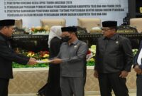 Sekda Alfian Matajeng saat menyerahkan Dokumen Rancangan KUA-PPAS APBD Tahun Anggaran 2026 kepada Ketua DPRD Touna, GusnarA. Suleman,S.E.M.M, Kamis malam 6 November 2025.