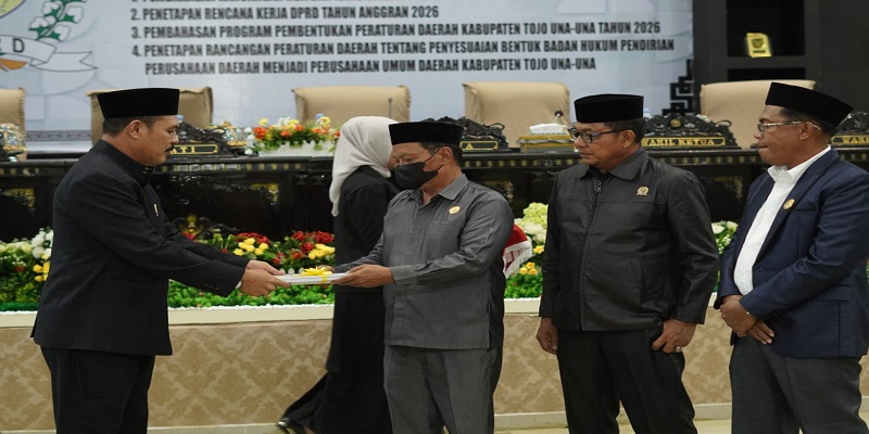 Sekda Alfian Matajeng saat menyerahkan Dokumen Rancangan KUA-PPAS APBD Tahun Anggaran 2026 kepada Ketua DPRD Touna, GusnarA. Suleman,S.E.M.M, Kamis malam 6 November 2025.